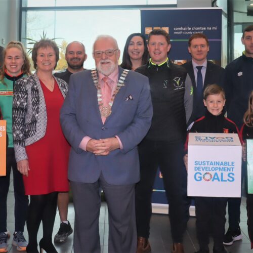 Pictured L to R – Cllr David Gilroy (Project Team), Damien Sheridan (Meath GAA GPO), Stacey Grimes (Meath LGFA GDO), Jackie Maguire (CEO, Meath County Council), Niall Kane (Leinster Rugby DO], Cllr Nick Killian (Cathaoirleach, Meath County Council), Alison Lynch (Meath LSP Board Member), Ruairi Murphy (Meath LSP Programme Manager), Dara McGowan (Director of Services, Meath County Council), Richie Smith (FAI DO), Patrick Haslett (Managing Partner, Impact 3 Zero), Mary D’Arcy (Climate Change Co-Ordinator, Meath County Council) with pupils of Yellow Furze N.S.