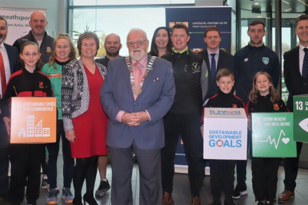 Pictured L to R – Cllr David Gilroy (Project Team), Damien Sheridan (Meath GAA GPO), Stacey Grimes (Meath LGFA GDO), Jackie Maguire (CEO, Meath County Council), Niall Kane (Leinster Rugby DO], Cllr Nick Killian (Cathaoirleach, Meath County Council), Alison Lynch (Meath LSP Board Member), Ruairi Murphy (Meath LSP Programme Manager), Dara McGowan (Director of Services, Meath County Council), Richie Smith (FAI DO), Patrick Haslett (Managing Partner, Impact 3 Zero), Mary D’Arcy (Climate Change Co-Ordinator, Meath County Council) with pupils of Yellow Furze N.S.